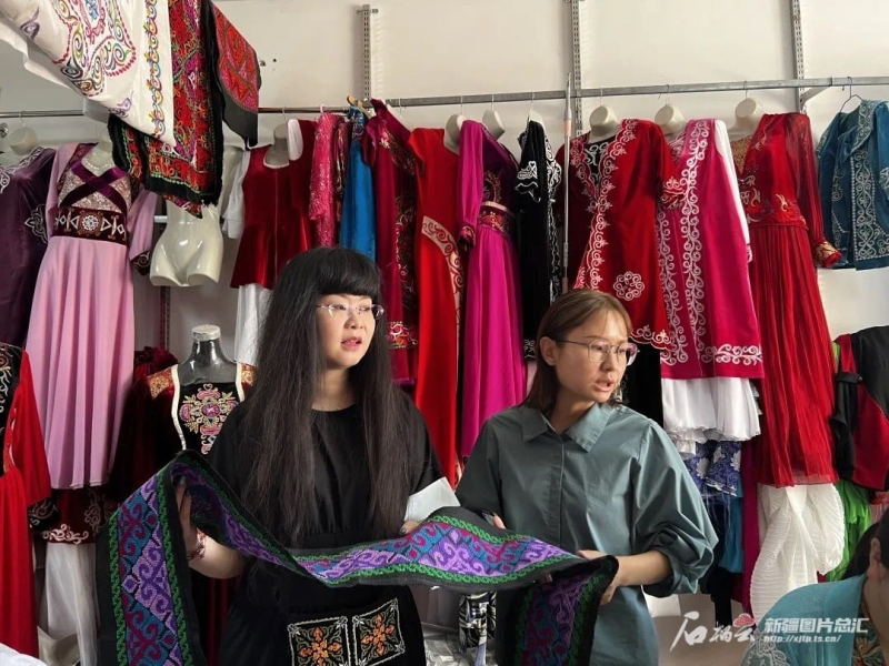 王敏(左一)与团队成员在阿合奇县刺绣工作坊调研。受访者供图 王敏(左一)与团队成员在阿合奇县刺绣工作坊调研。受访者供图