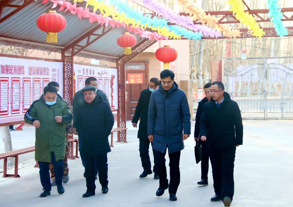 校领导节日期间深入乡村看望慰问驻村工作人员
